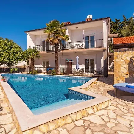 شقة Awesome In Krk With Swimming Pool *