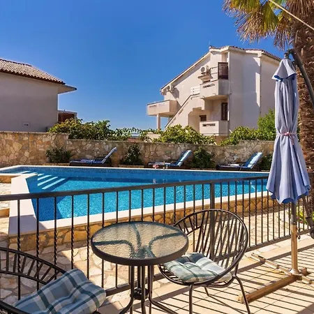 Awesome In Krk With Swimming Pool شقة كرك